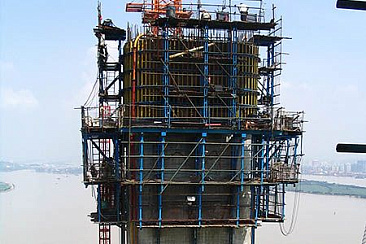 Опалубка мостовых опор гидравлическая подъемно-переставная